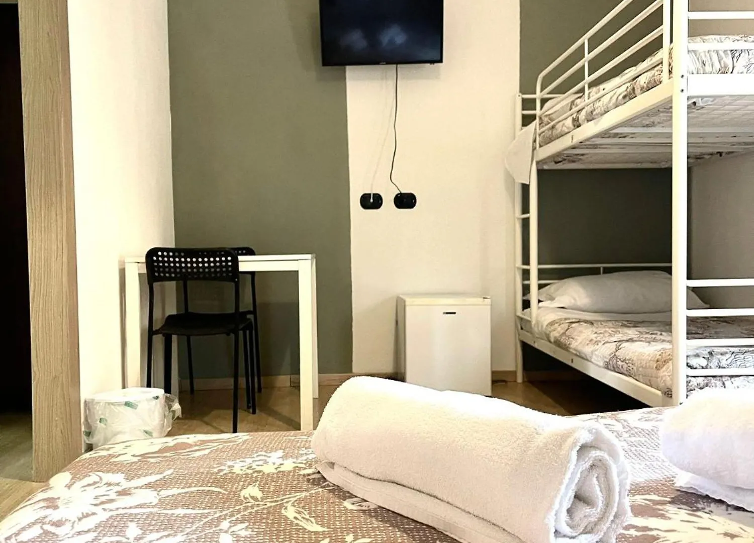 La Gloria Rho Private Rooms Only 0*,  イタリア